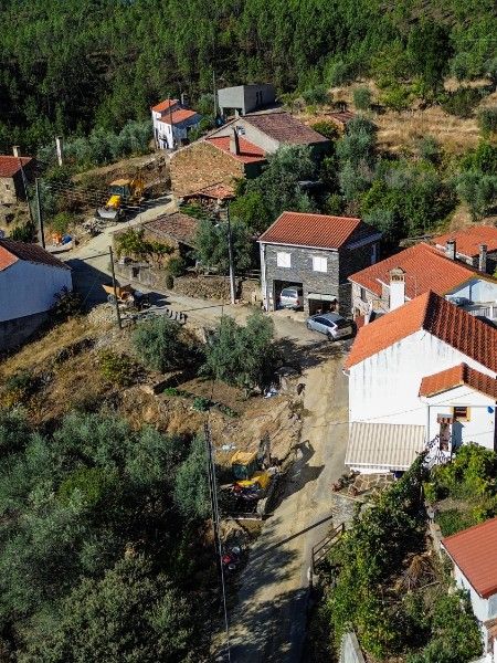 Imagem principal: Renovação da rede de distribuição de água e construção da nova rede de drenagem de águas residuais domésticas na localidade de Sobrainho da Ribeira – Sarzedas