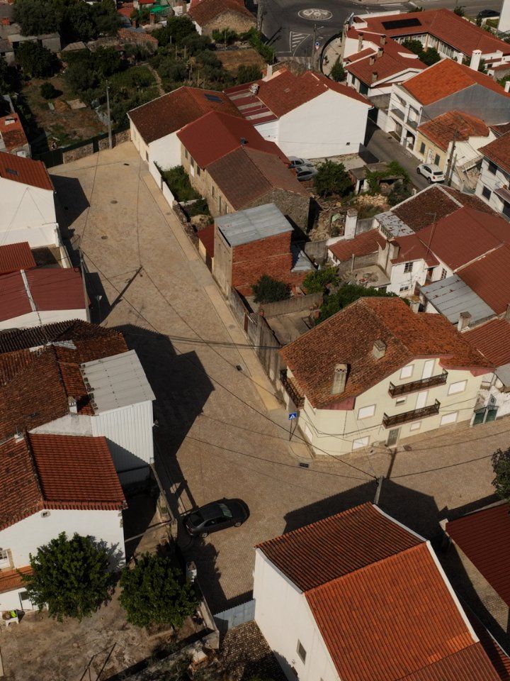 Imagem principal:  Empreitada de Renovação das Infraestruturas de Abastecimento de Água, Drenagem de Águas Residuais e Construção da Rede Separativa de Águas Pluviais na Rua Capitão Rodrigo Saldanha, em Alcains.